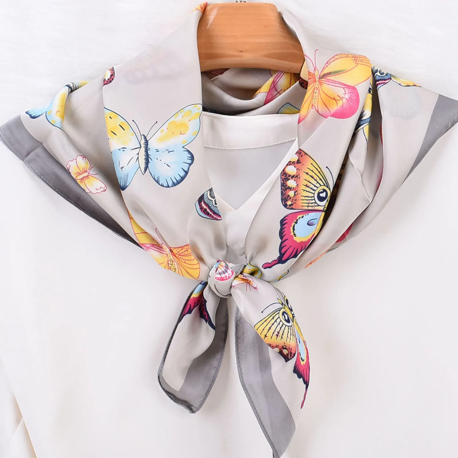 Silk Bandana Scarf Bandanas Printed Women Scarves Boho Feeling Headband Scarf Monogram Scarfs Blue And Yellow Neck Scarf
Silk Bandana Scarf Bandanas Printed Women Scarves Boho Feeling Headband Scarf Monogram Scarfs Blue And Yellow Neck Scarf
