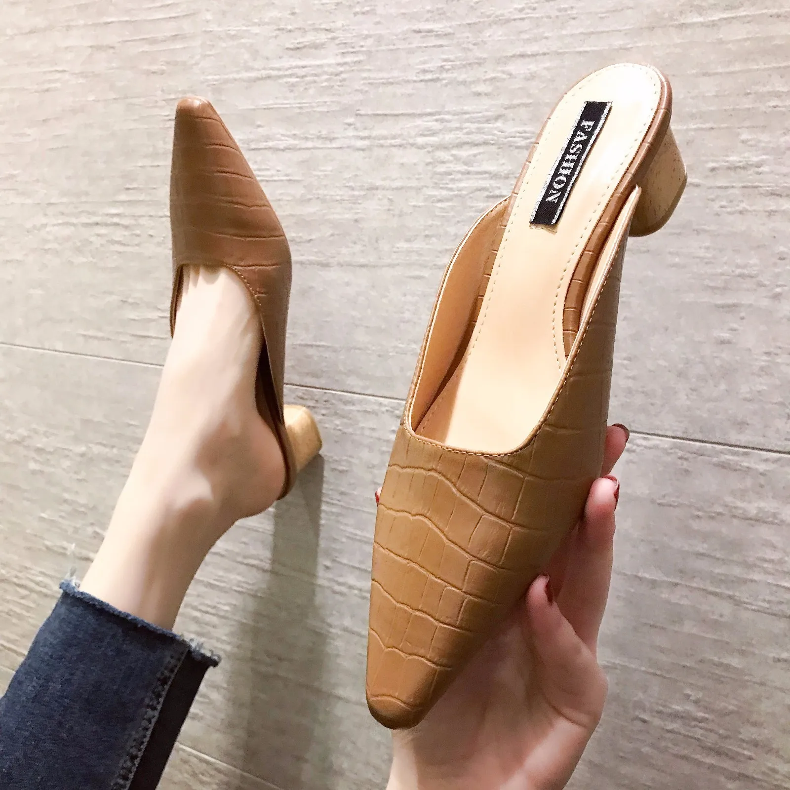 Baotou half slipper women's wear trend 2021 summer new style square head thick heel Muller shoes retro cool drag
Baotou half slipper women's wear trend 2021 summer new style square head thick heel Muller shoes retro cool drag