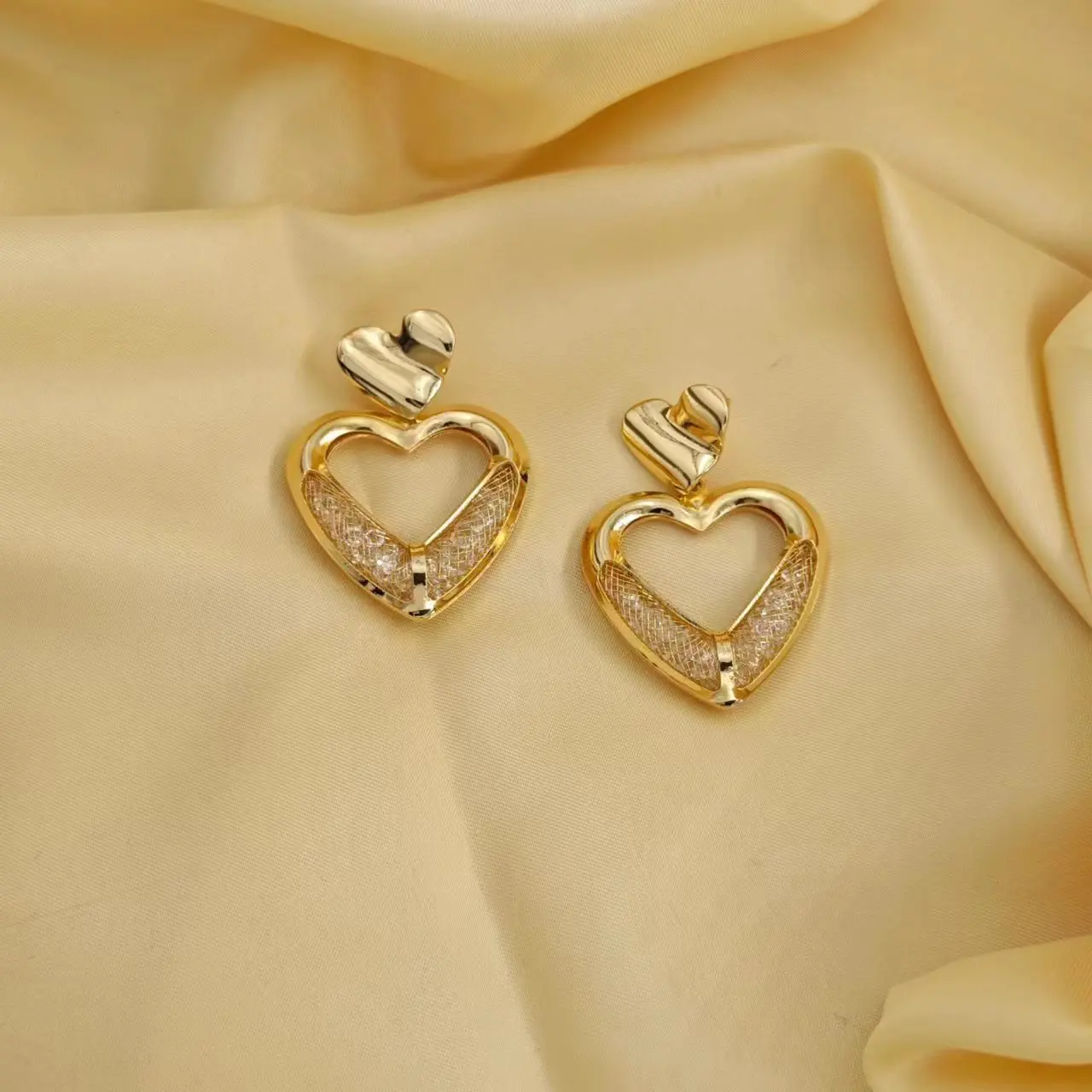 Luxurious Design Golden Metal Luster Love Shaped Inlaid Diamond Pendant Earrings New Fashion Niche Women's Jewelry Gift
Luxurious Design Golden Metal Luster Love Shaped Inlaid Diamond Pendant Earrings New Fashion Niche Women's Jewelry Gift