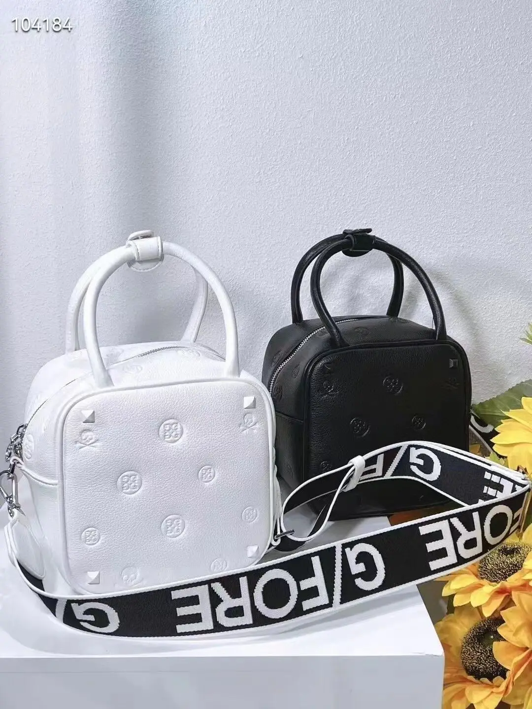 Webbing Strap Golf Backpack G4 Ladies Small Square Bag Large Capacity Simple Fashion Everyday Handbag Golf Bag 17*17*13cm
Webbing Strap Golf Backpack G4 Ladies Small Square Bag Large Capacity Simple Fashion Everyday Handbag Golf Bag 17*17*13cm