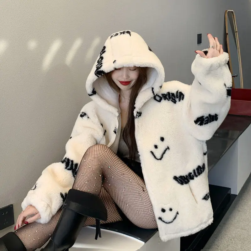 Faux Fur High Quality Women Smiley Lamb Wool Coats Thick Warm Elegant Loose Large Size Outwear Winter Black white Coat For Women
Faux Fur High Quality Women Smiley Lamb Wool Coats Thick Warm Elegant Loose Large Size Outwear Winter Black white Coat For Women
