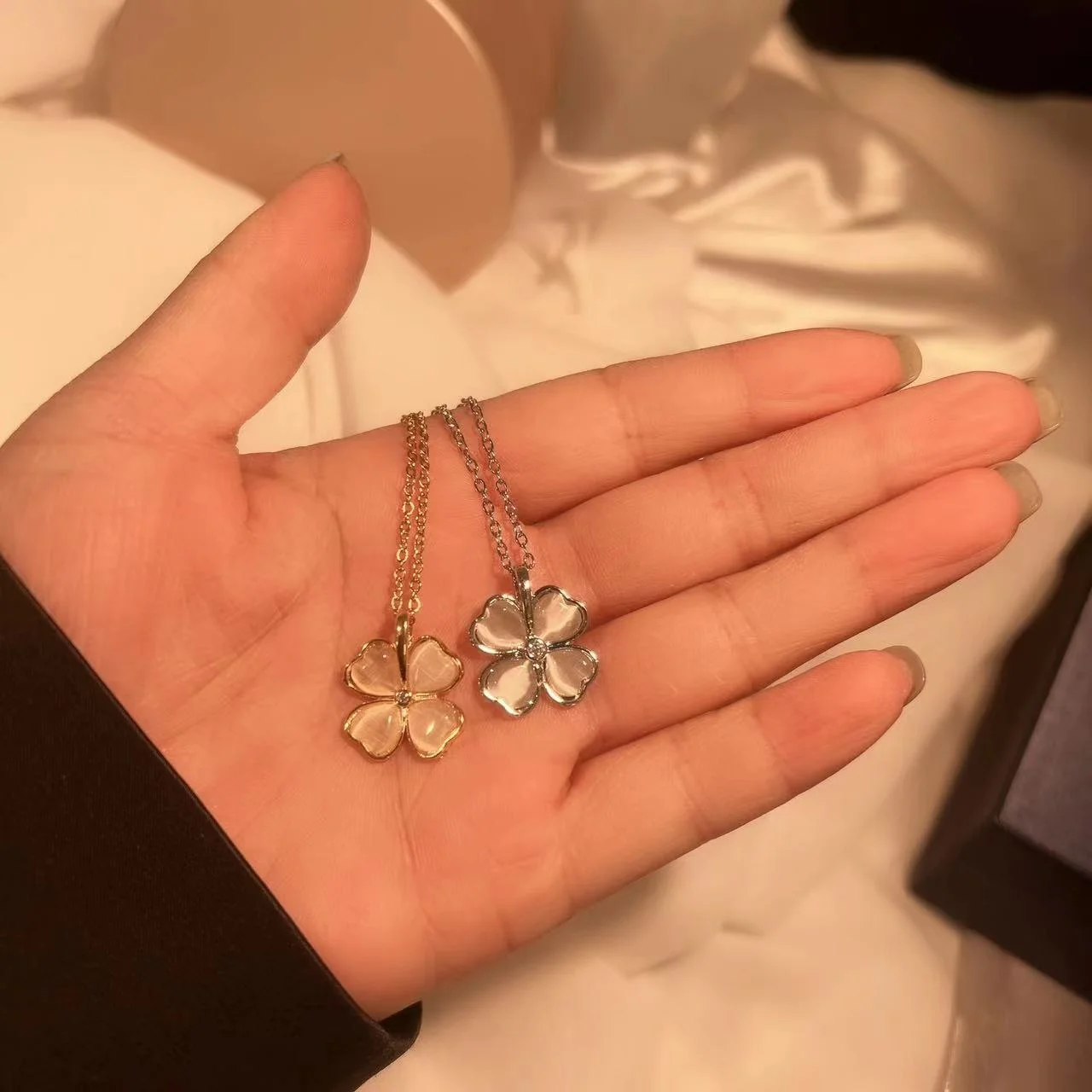 Fashion Titanium Jewelry Gentle Wind Lucky Love Clover Necklace Versatile Niche Exquisite Clavicle Chain Birthday Party Gifts
Fashion Titanium Jewelry Gentle Wind Lucky Love Clover Necklace Versatile Niche Exquisite Clavicle Chain Birthday Party Gifts
