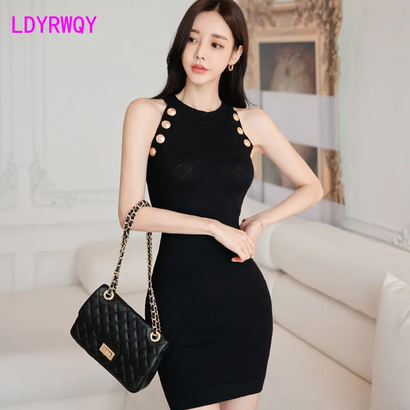 Women's dress 2023 summer new sexy temperament halter neck shaved shoulder button decoration knitted wrapped hips
Women's dress 2023 summer new sexy temperament halter neck shaved shoulder button decoration knitted wrapped hips