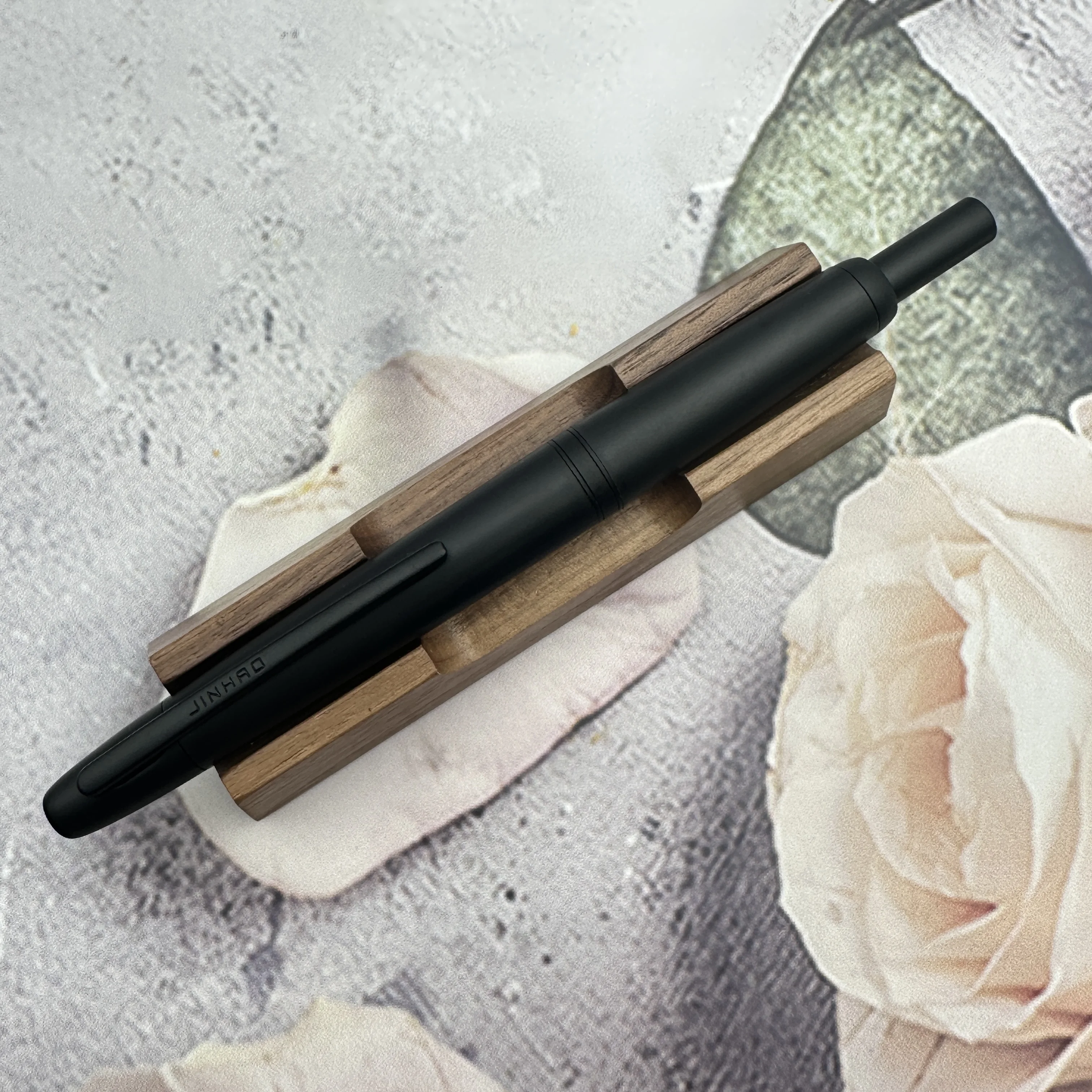 Ограниченный матовый черный! Перьевая ручка JINHAO 202 из смолы, перо EF F, чернильная ручка для письма с конвертером, школьные и офисные канцелярские принадлежности, подарок
Ограниченный матовый черный! Перьевая ручка JINHAO 202 из смолы, перо EF F, чернильная ручка для письма с конвертером, школьные и офисные канцелярские принадлежности, подарок