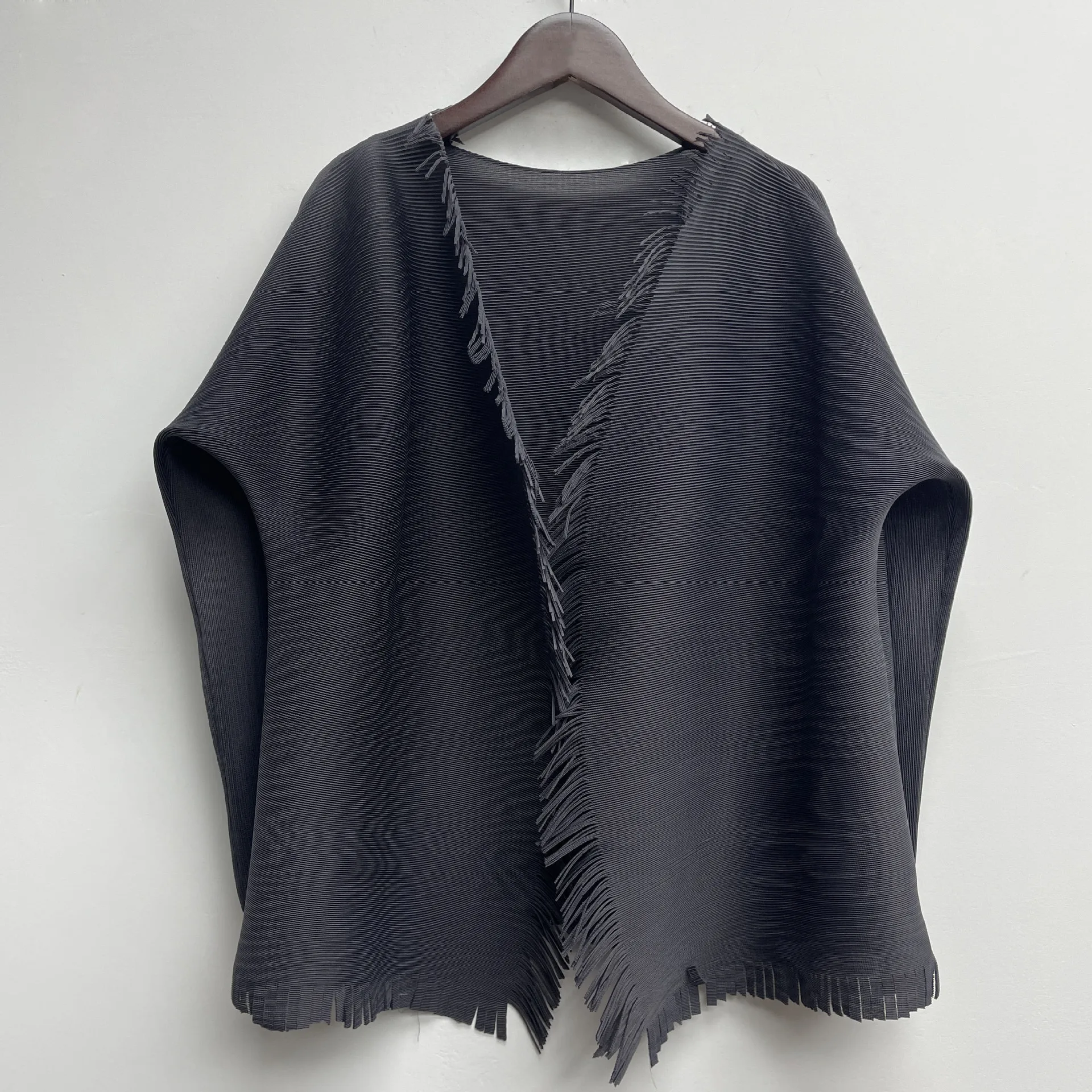 Miyake pleated niche commuter fringe buttonless pleated coat casual shawl cardigan
Miyake pleated niche commuter fringe buttonless pleated coat casual shawl cardigan