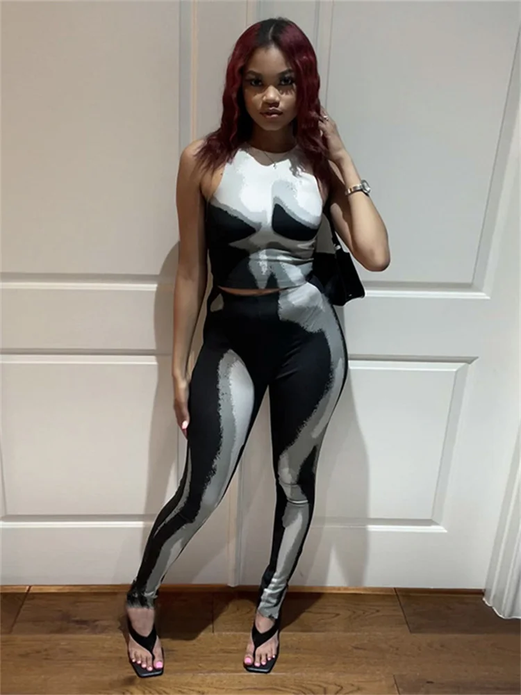 Женский спортивный костюм из двух предметов, укороченный топ без рукавов и облегающие черные и синие брюки, 2023
Женский спортивный костюм из двух предметов, укороченный топ без рукавов и облегающие черные и синие брюки, 2023