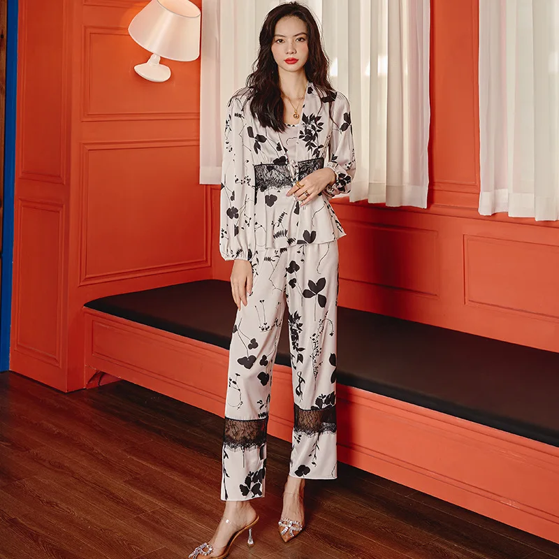 New Lace Stitching Pajamas Women's Spring Autumn Summer Long Sleeve Ladies Ice Silk Satin Homewear Thin Three-piece Suit
New Lace Stitching Pajamas Women's Spring Autumn Summer Long Sleeve Ladies Ice Silk Satin Homewear Thin Three-piece Suit