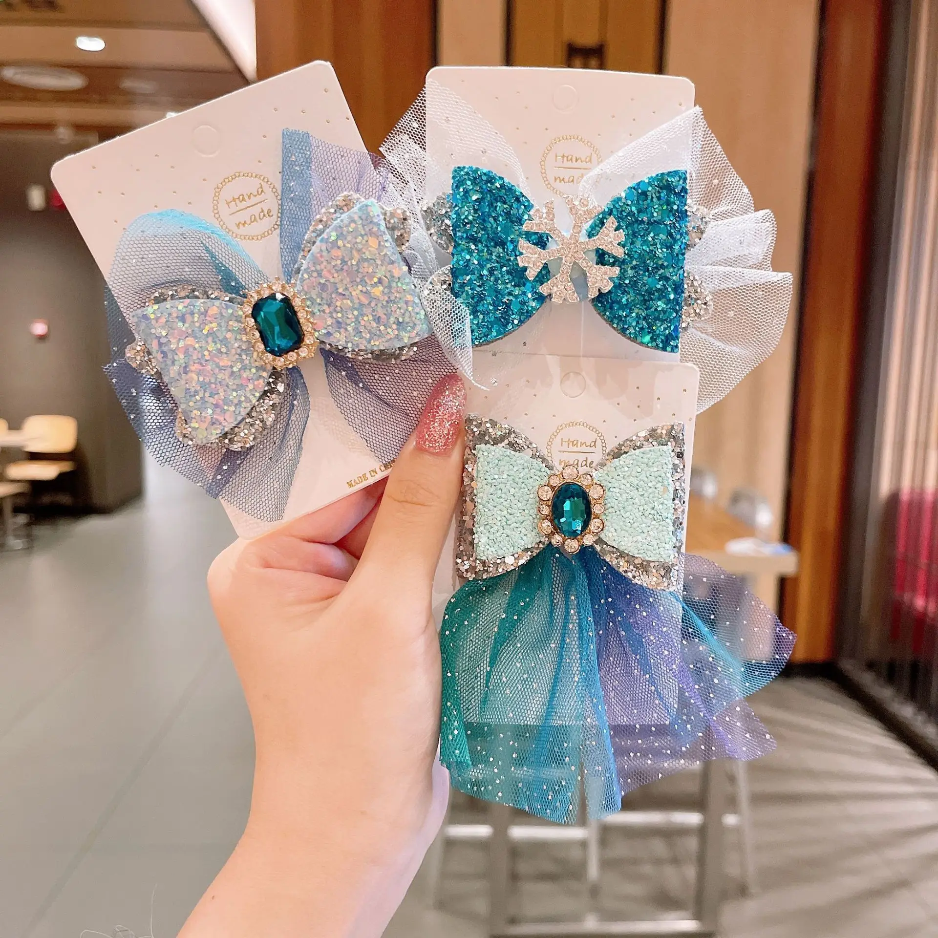 New Ice Princess Crown Snowflake Bow Sequin Streamer Hairpin Sweet And Cute Blue Crystal Mesh Girl Headwear
New Ice Princess Crown Snowflake Bow Sequin Streamer Hairpin Sweet And Cute Blue Crystal Mesh Girl Headwear