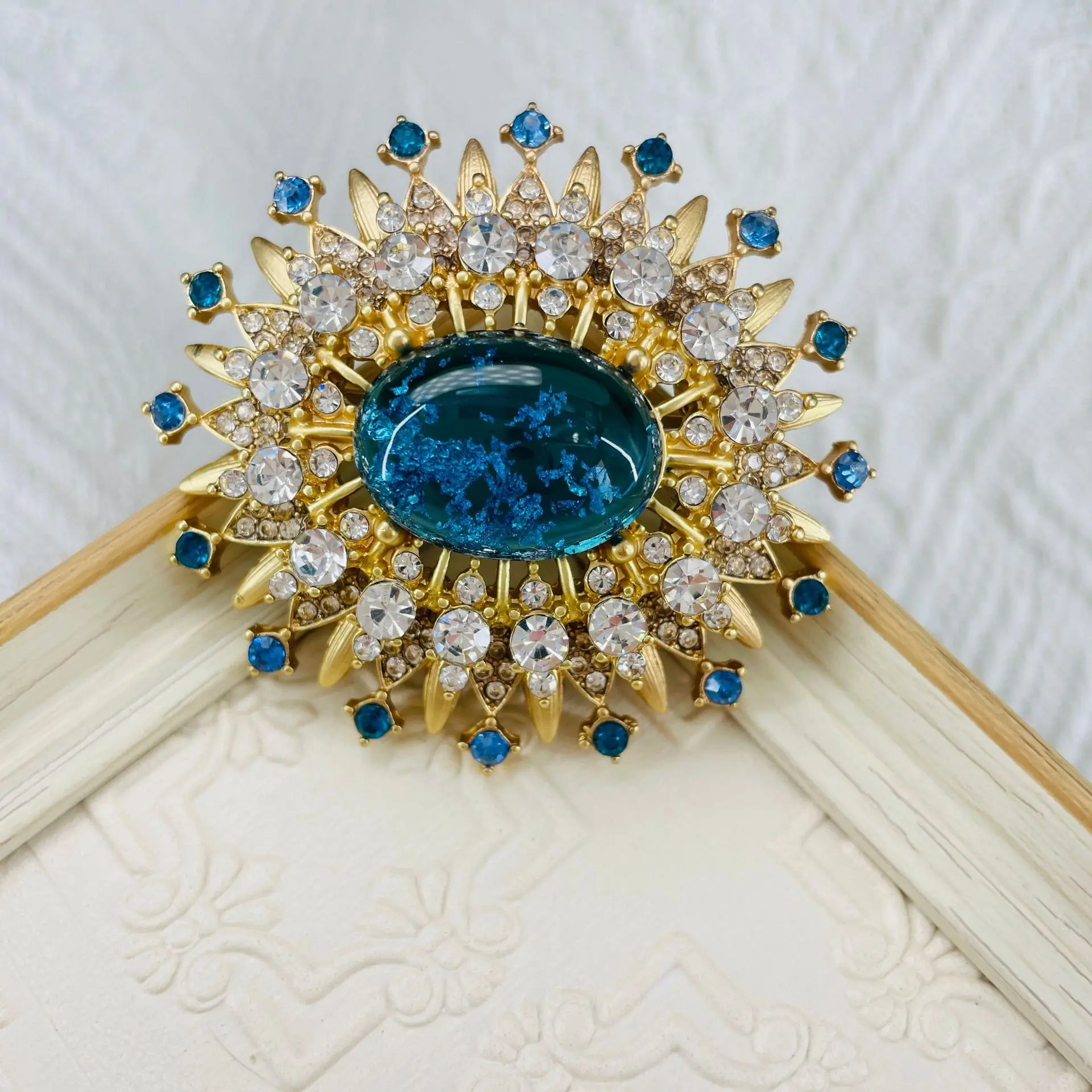 Blue Sky Glazed Flower Vintage Brooch Beautiful Fireworks Brooches Rhinestones Sunflower Dress Court-style Pins Corsage Jewelry
Blue Sky Glazed Flower Vintage Brooch Beautiful Fireworks Brooches Rhinestones Sunflower Dress Court-style Pins Corsage Jewelry