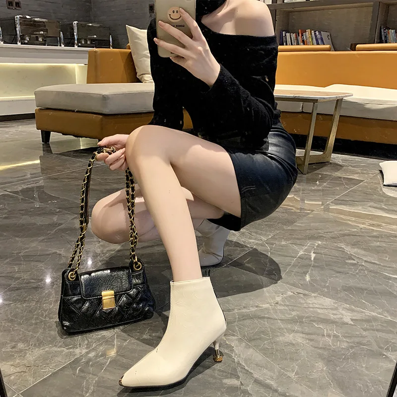 Autumn new style thin heel small short boots short tube soft leather low heel female boots all match pointed foreign style boots
Autumn new style thin heel small short boots short tube soft leather low heel female boots all match pointed foreign style boots