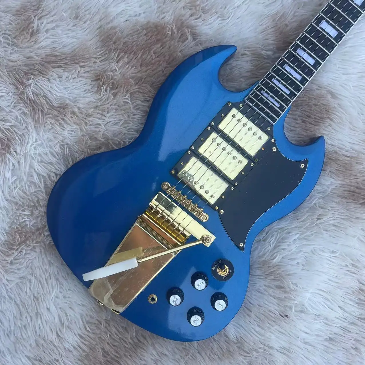 SG all-in-one electric guitar, blue silver powder high gloss, three pickups, big rocker, gold accessories, real factory pictures
SG all-in-one electric guitar, blue silver powder high gloss, three pickups, big rocker, gold accessories, real factory pictures
