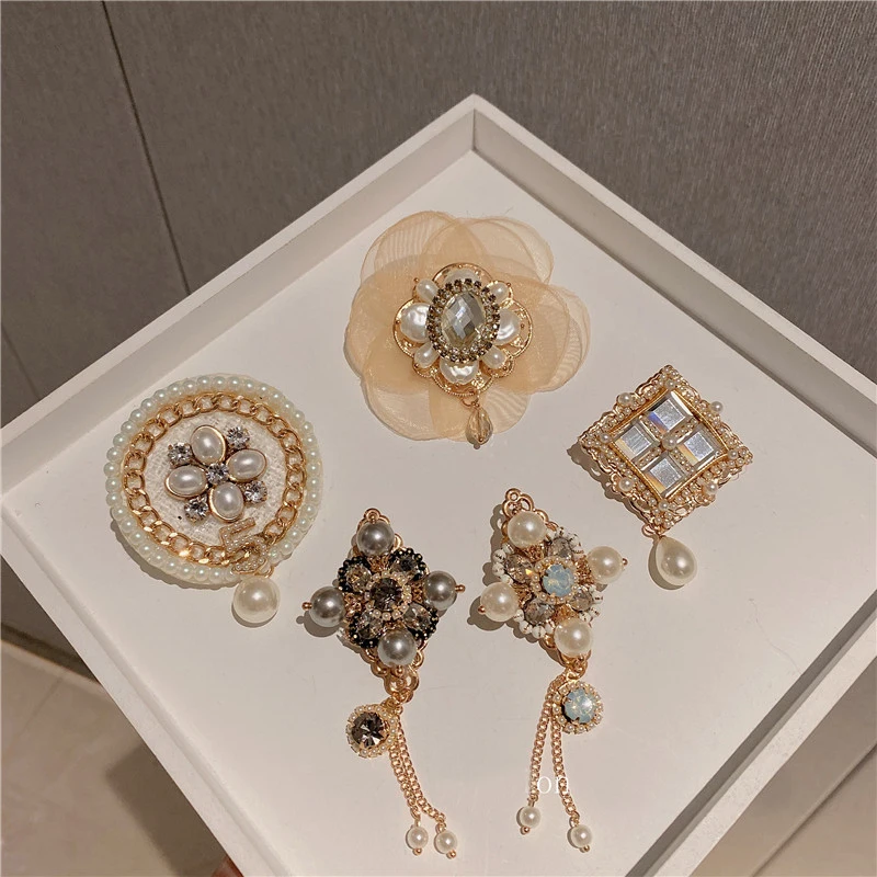 Elegant Design Sense Autumn and Winter Vintage Baroque Pearl Brooch Geometric Flash Rhinestone Chain Brooches Tassel Accessories
Elegant Design Sense Autumn and Winter Vintage Baroque Pearl Brooch Geometric Flash Rhinestone Chain Brooches Tassel Accessories