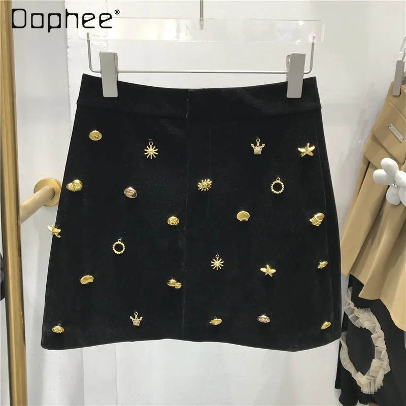 2022 Spring New Retro French Woolen Brass Buckle Short Skirt Female Commuting High Waist Slim A- Line Velvet Black Skirts Woman
2022 Spring New Retro French Woolen Brass Buckle Short Skirt Female Commuting High Waist Slim A- Line Velvet Black Skirts Woman