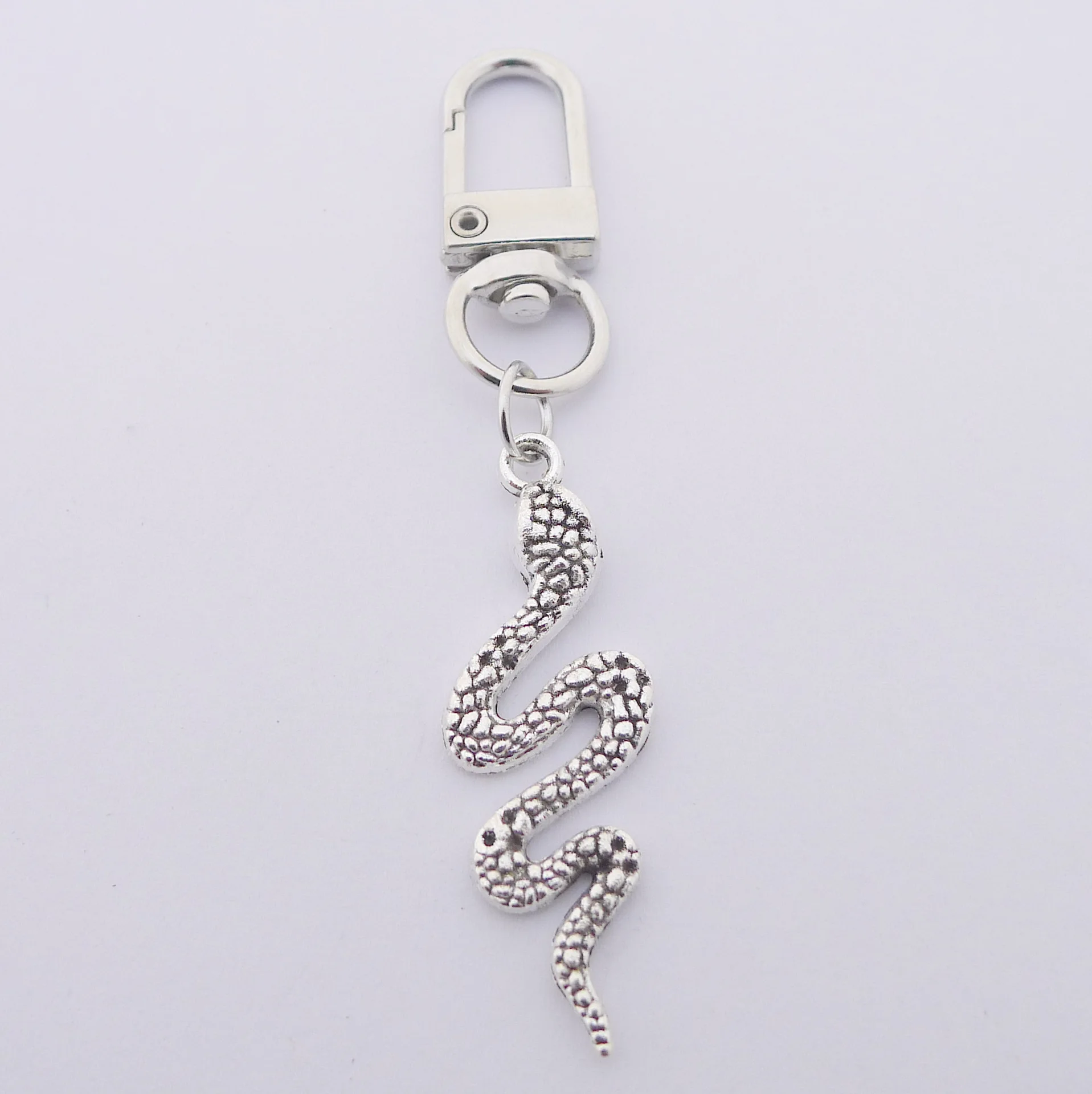 Популярные ювелирные изделия, брелок в форме змеи, унисекс, подарки для семьи или друзей
Популярные ювелирные изделия, брелок в форме змеи, унисекс, подарки для семьи или друзей