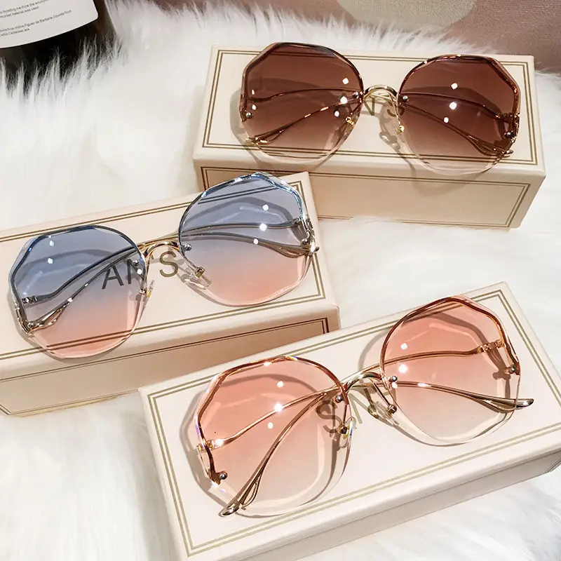 New Fashion Brown Gradient Sunglasses Big Frame Borderless Women Ocean Water Cut Trimmed Lens Wear Casual Sun Protection Glasses
New Fashion Brown Gradient Sunglasses Big Frame Borderless Women Ocean Water Cut Trimmed Lens Wear Casual Sun Protection Glasses