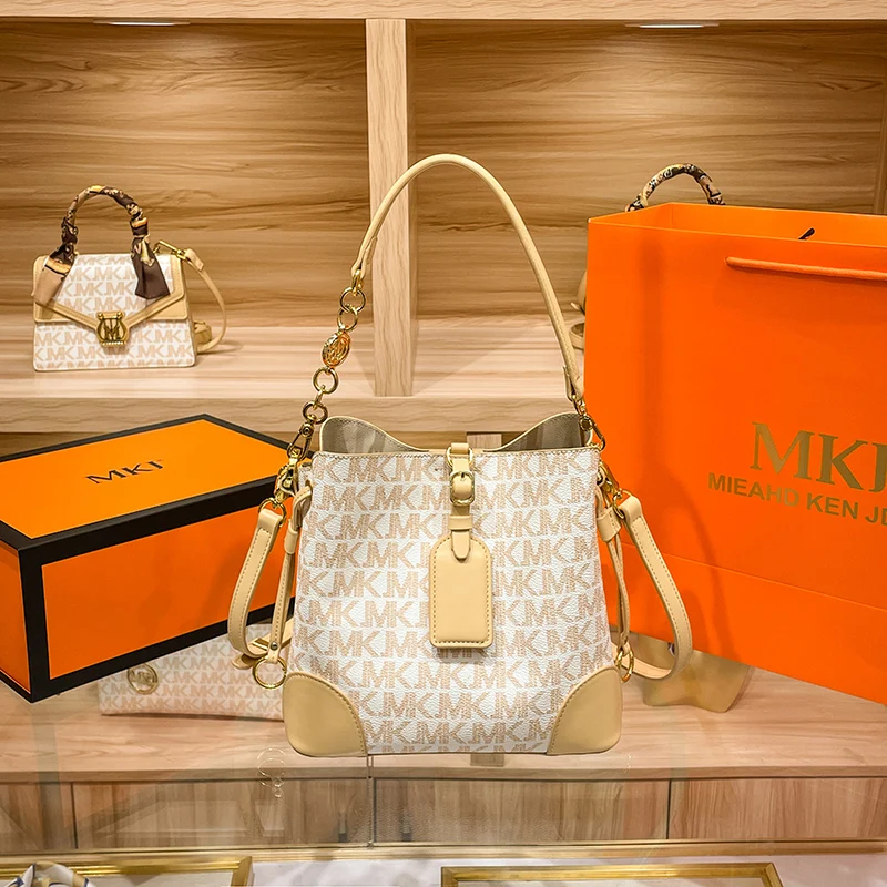 Brand Bucket Bag 2022 New Patent Leather Woman Shoulder Bag Fashion Large Capacity Tote Bags Luxury Female Sac
Brand Bucket Bag 2022 New Patent Leather Woman Shoulder Bag Fashion Large Capacity Tote Bags Luxury Female Sac