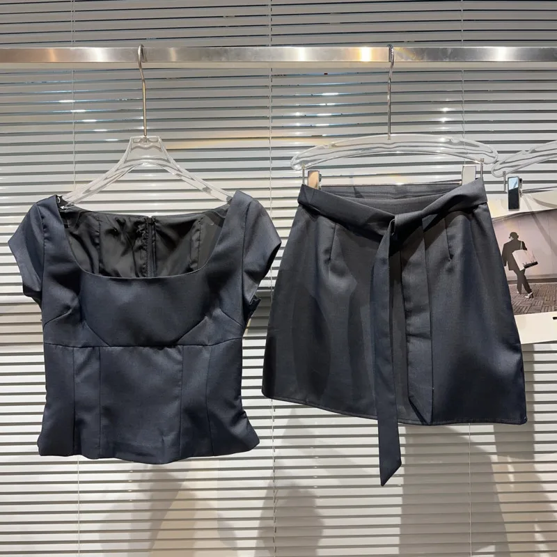 Женский комплект из двух предметов BORVEMAYS, однотонная майка с коротким рукавом и квадратным вырезом и шорты на шнуровке с высокой талией, лето 2023 
Женский комплект из двух предметов BORVEMAYS, однотонная майка с коротким рукавом и квадратным вырезом и шорты на шнуровке с высокой талией, лето 2023