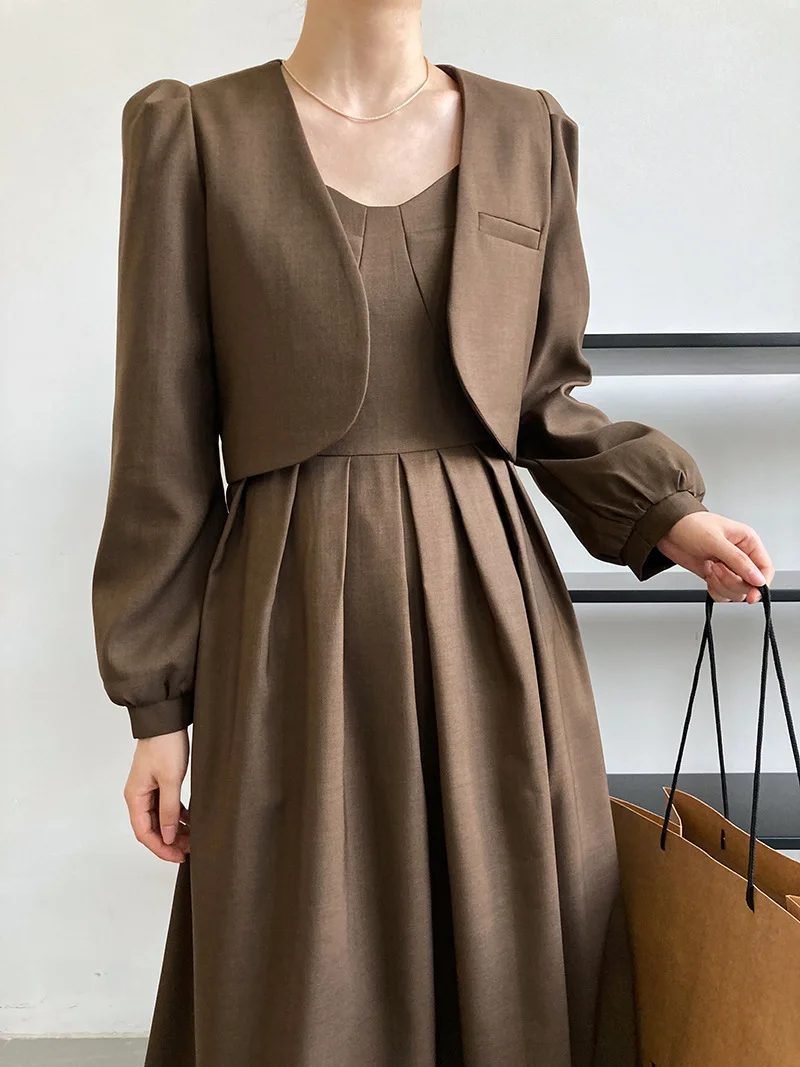 Sophisticated Solid Color Puff Sleeve Short Suit Jacket & Pleated Spaghetti Strap Long Maxi Dress Two-piece Autumn Dress Set
Sophisticated Solid Color Puff Sleeve Short Suit Jacket & Pleated Spaghetti Strap Long Maxi Dress Two-piece Autumn Dress Set