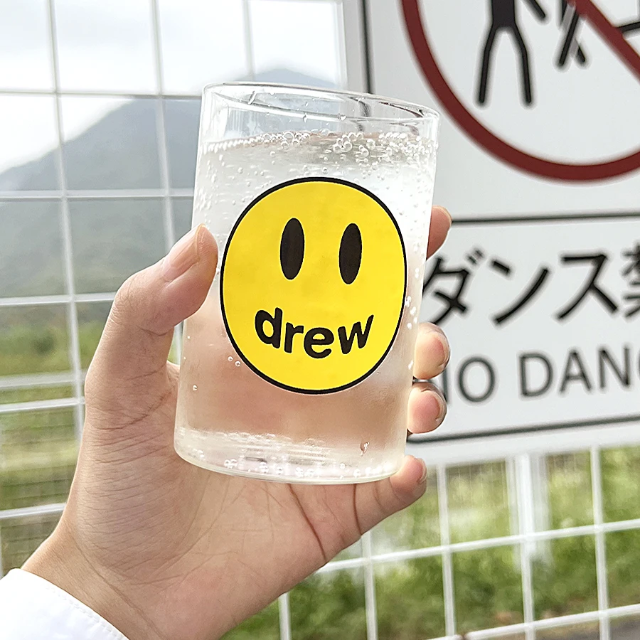 Glass heat-resistant star same fashion American style water cup ins lovers smiling face smiling face cup
Glass heat-resistant star same fashion American style water cup ins lovers smiling face smiling face cup