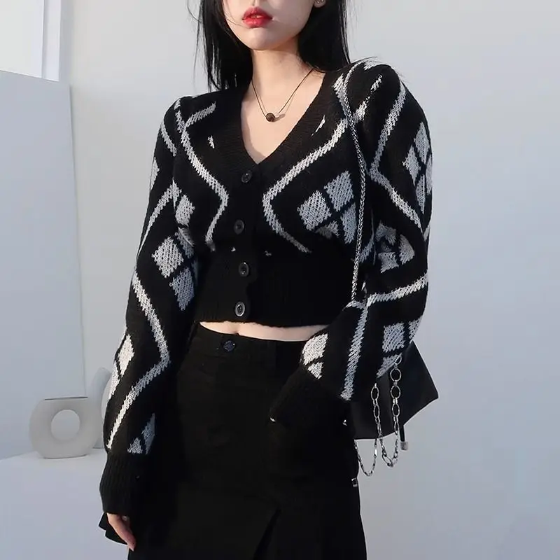 Plaid Red Knitted Top for Women V-neck Ladies Sweaters Black Cardigan New in Y2k Vintage 90s Trend 2023 Aesthetic Tricot Blouse
Plaid Red Knitted Top for Women V-neck Ladies Sweaters Black Cardigan New in Y2k Vintage 90s Trend 2023 Aesthetic Tricot Blouse