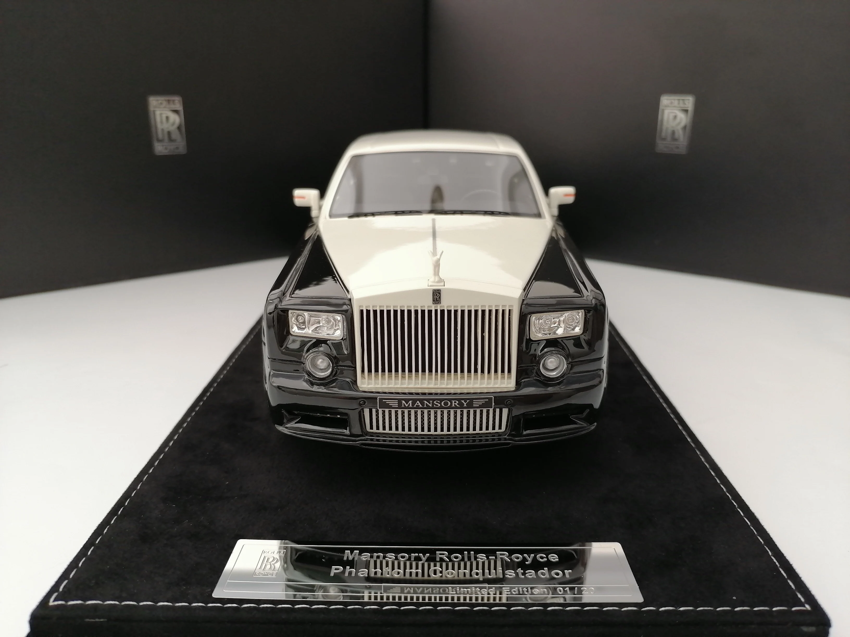 Mansory 1:18 Rolls Royce Phantom VII Conquistador Limited to 20 Units Limited Edition Resin Metal Static Car Model Toy Gift
Mansory 1:18 Rolls Royce Phantom VII Conquistador Limited to 20 Units Limited Edition Resin Metal Static Car Model Toy Gift