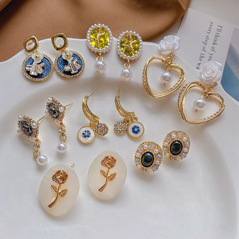Korean Vintage Crystal Temperament Earrings for Women Jewelry High-Class Luxury Zircon Women's Stud Earrings
Korean Vintage Crystal Temperament Earrings for Women Jewelry High-Class Luxury Zircon Women's Stud Earrings