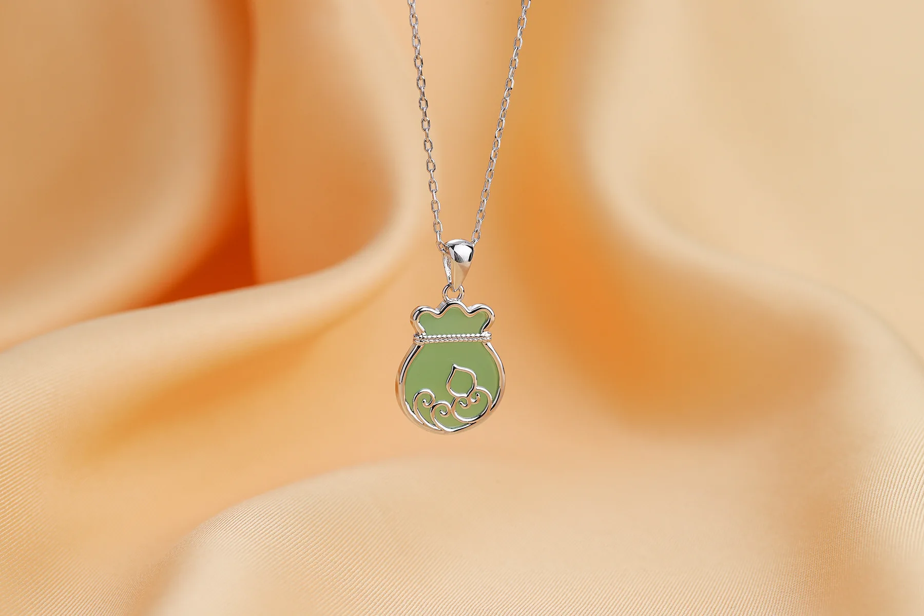 S925 Sterling Silver Chalcedony Pendant Necklace Female ins Minority Design Simple Temperament Fu Bag Set Chain
S925 Sterling Silver Chalcedony Pendant Necklace Female ins Minority Design Simple Temperament Fu Bag Set Chain