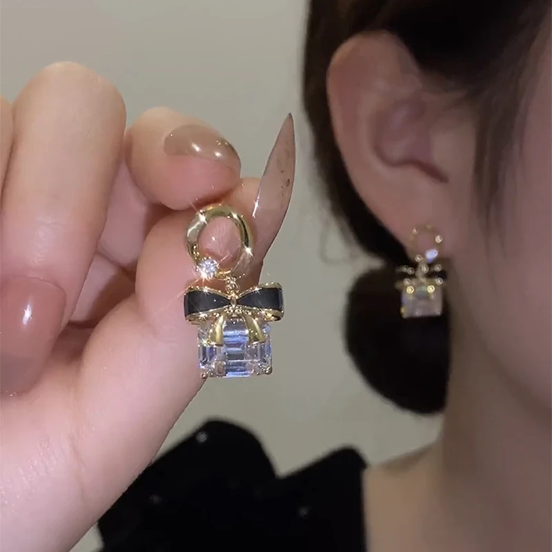 Luxury Rhinestone Black Bowknot AAA Square Zircon Gold Color Small Metal Earrings For Women 2022 New Fashion Jewelry Party Gift
Luxury Rhinestone Black Bowknot AAA Square Zircon Gold Color Small Metal Earrings For Women 2022 New Fashion Jewelry Party Gift