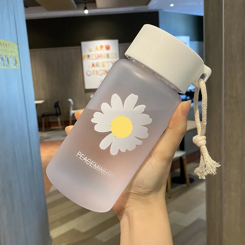 500ml Small Daisy Transparent Plastic Water Bottles BPA Free Creative Frosted Water Bottle with Portable Rope Travel Tea Cup
500ml Small Daisy Transparent Plastic Water Bottles BPA Free Creative Frosted Water Bottle with Portable Rope Travel Tea Cup
