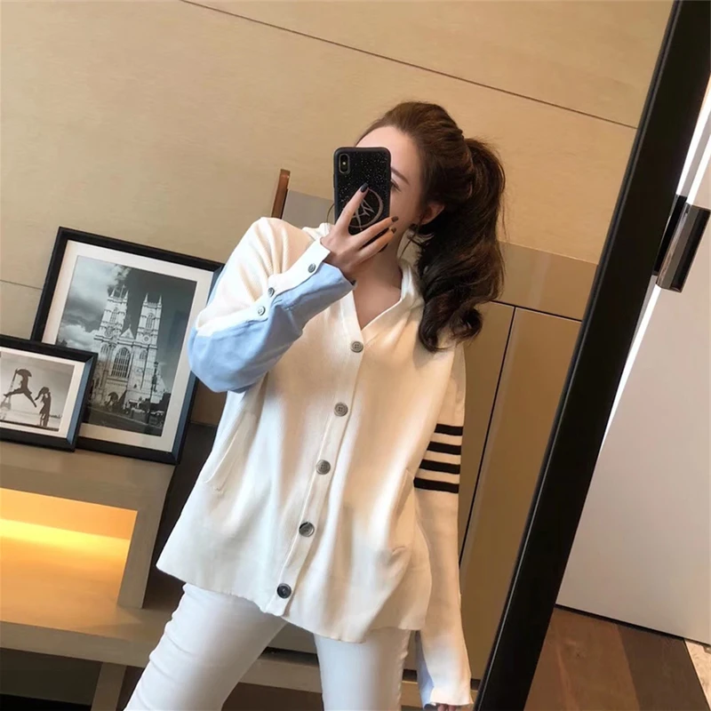 Splicing hooded tb shirt sweater women's spring and summer new Korean version of the wild net red V-neck sweater jacket tide
Splicing hooded tb shirt sweater women's spring and summer new Korean version of the wild net red V-neck sweater jacket tide