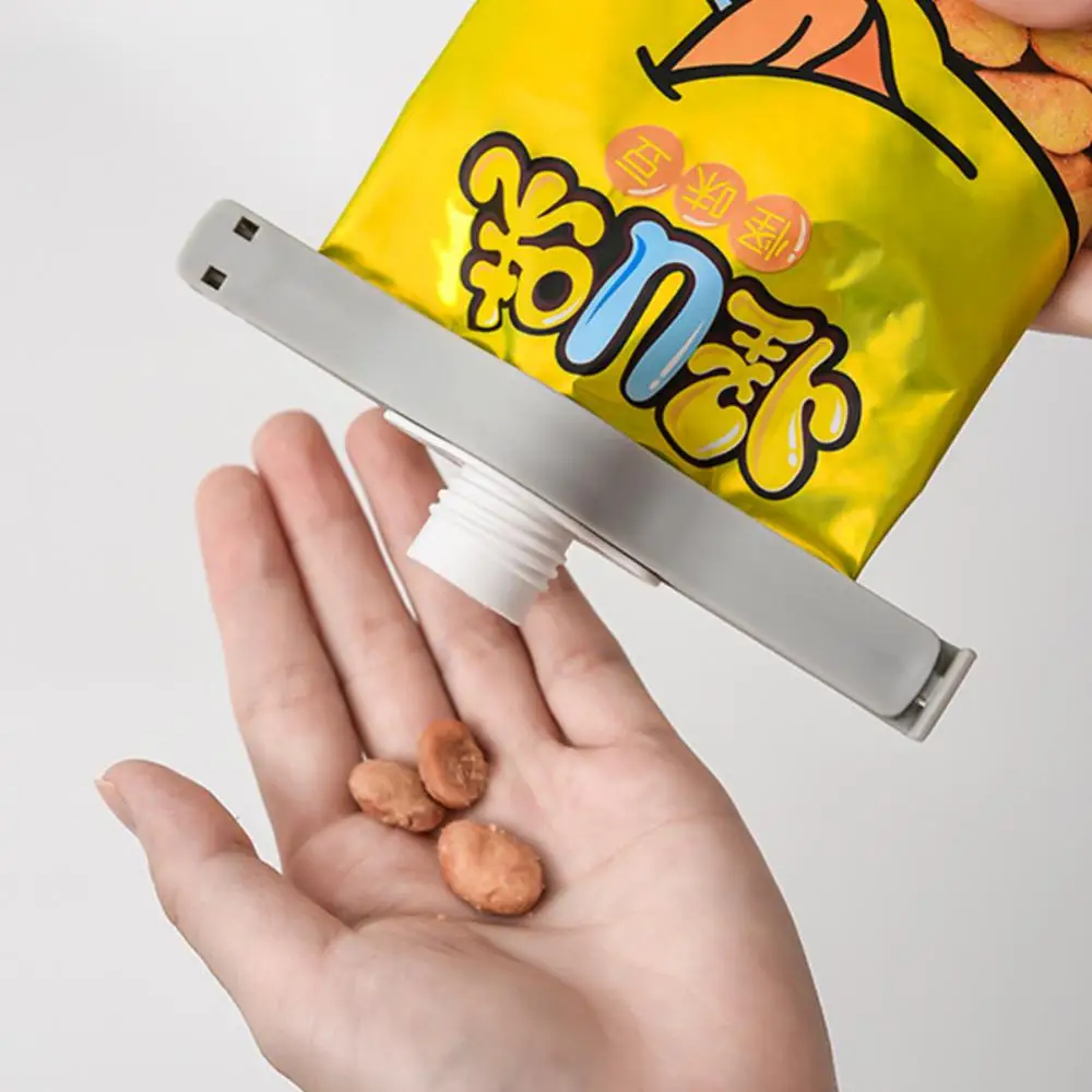 Sealing Tightly Kitchen Feeder Sealing Clip Moisture-proof Nordic Wind Sealing Device Rotating Dust Cover Preservation Bag Clips
Sealing Tightly Kitchen Feeder Sealing Clip Moisture-proof Nordic Wind Sealing Device Rotating Dust Cover Preservation Bag Clips