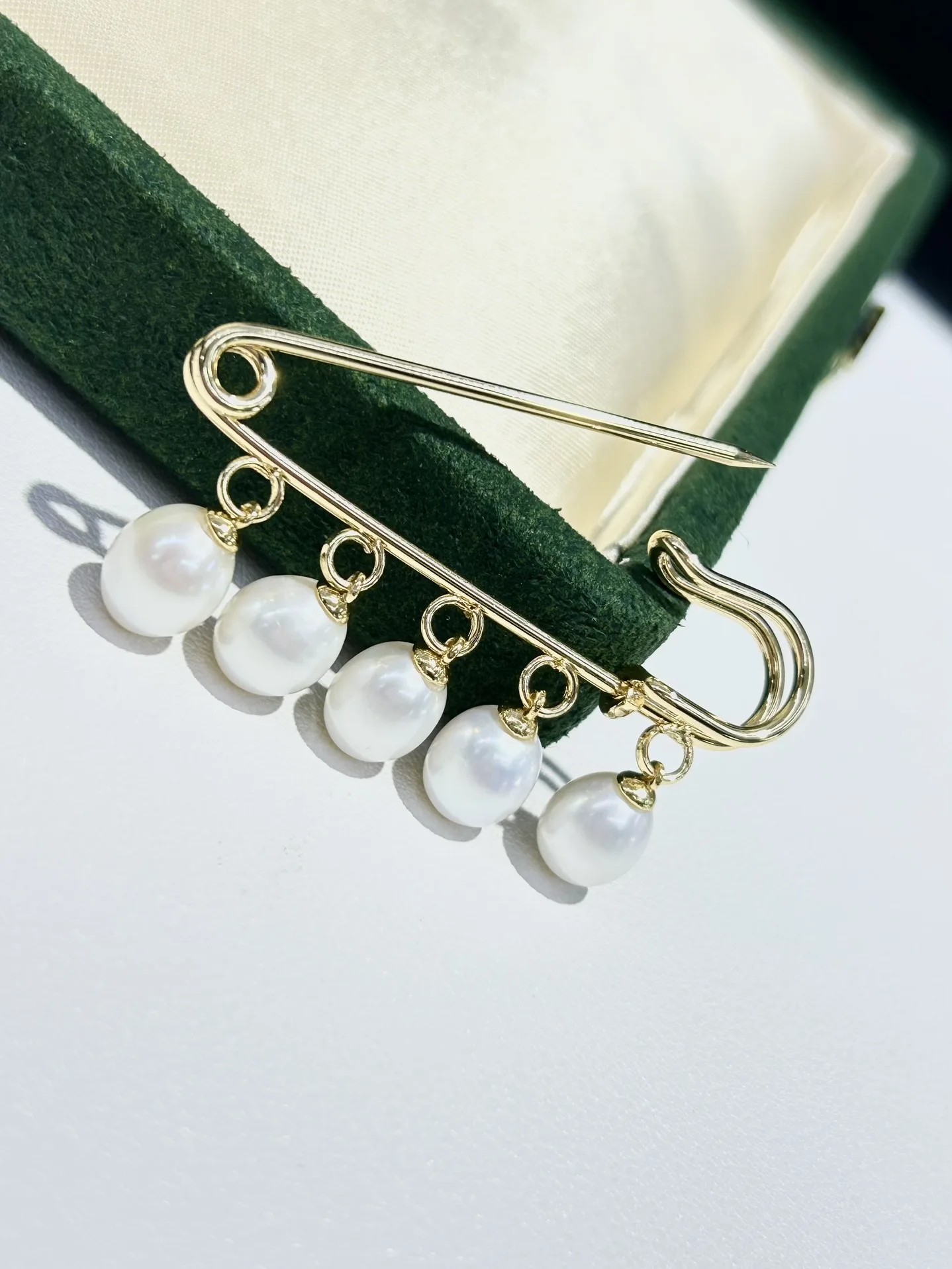 New 2022 Winter Breastpin Pearl Brooch Pin Jewelry Vintage Drop Pearl Accessory For Coat
New 2022 Winter Breastpin Pearl Brooch Pin Jewelry Vintage Drop Pearl Accessory For Coat