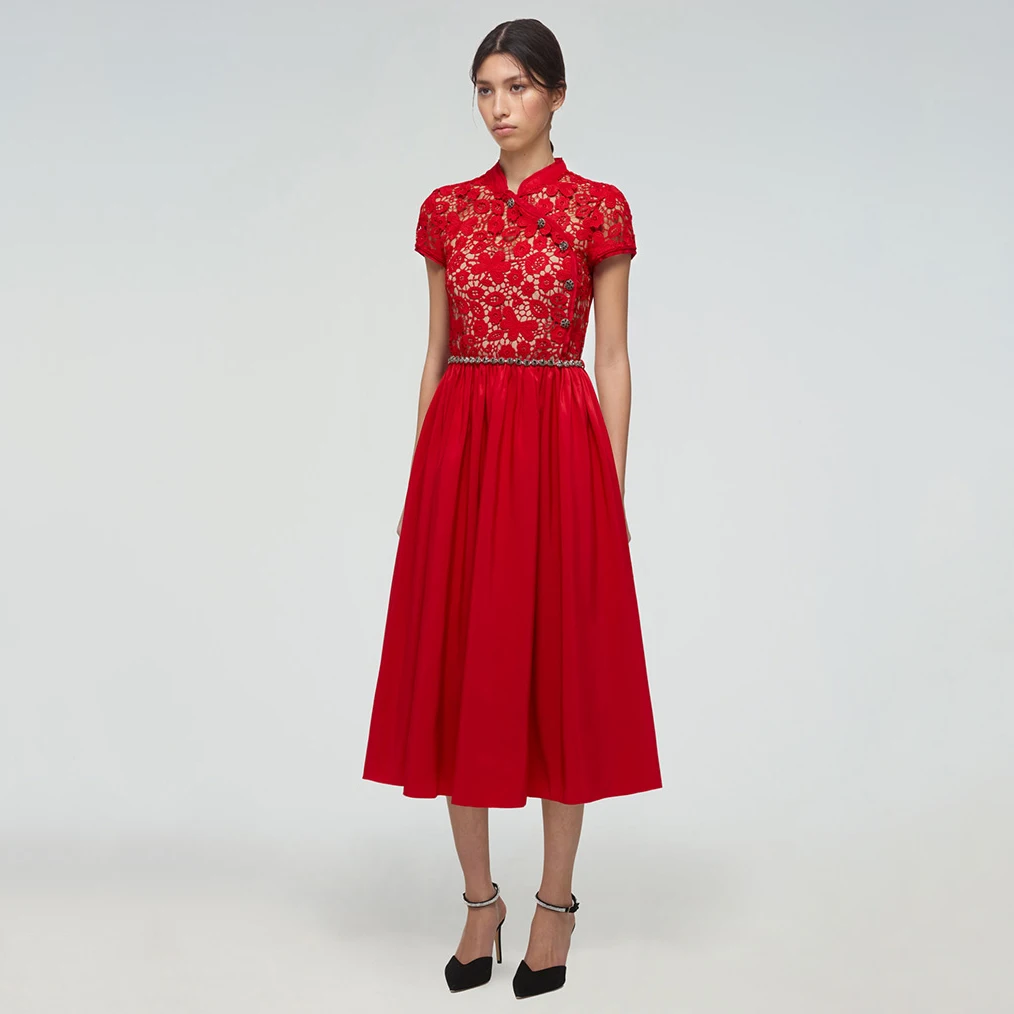 2022 early spring new Chinese style cheongsam skirt lace stitching three-dimensional diamond temperament waist long dress
2022 early spring new Chinese style cheongsam skirt lace stitching three-dimensional diamond temperament waist long dress