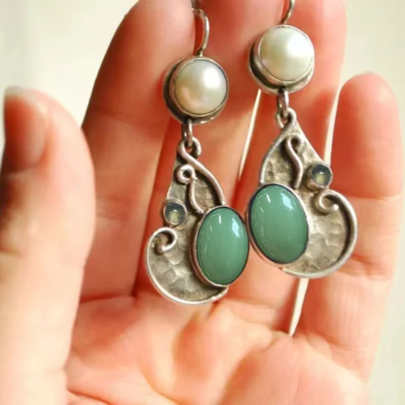 2023 New Vintage Green Blue Oval Stone Earrings Inlaid with Simulated Pearl Ethnic Jewelry Hanging Pendant Earrings Gift
2023 New Vintage Green Blue Oval Stone Earrings Inlaid with Simulated Pearl Ethnic Jewelry Hanging Pendant Earrings Gift