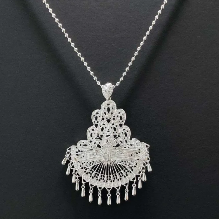 Silver Peacock Necklace Javanese Peacock Tassel Pendant Filigree Sweater Chain A Bright Future Wedding Bride Jewelry for Women
Silver Peacock Necklace Javanese Peacock Tassel Pendant Filigree Sweater Chain A Bright Future Wedding Bride Jewelry for Women