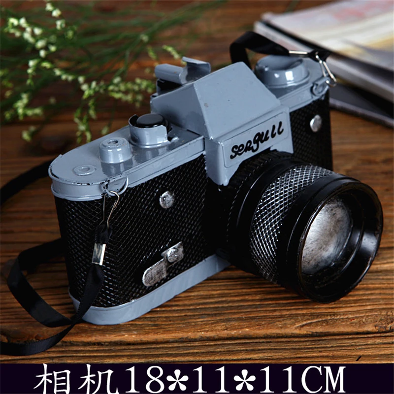 Винтажная металлическая фотокамера
Винтажная металлическая фотокамера