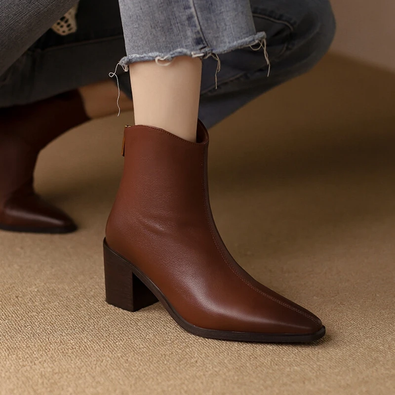 Женские ботинки из натуральной кожи, с острым носком, на высоком каблуке
Женские ботинки из натуральной кожи, с острым носком, на высоком каблуке