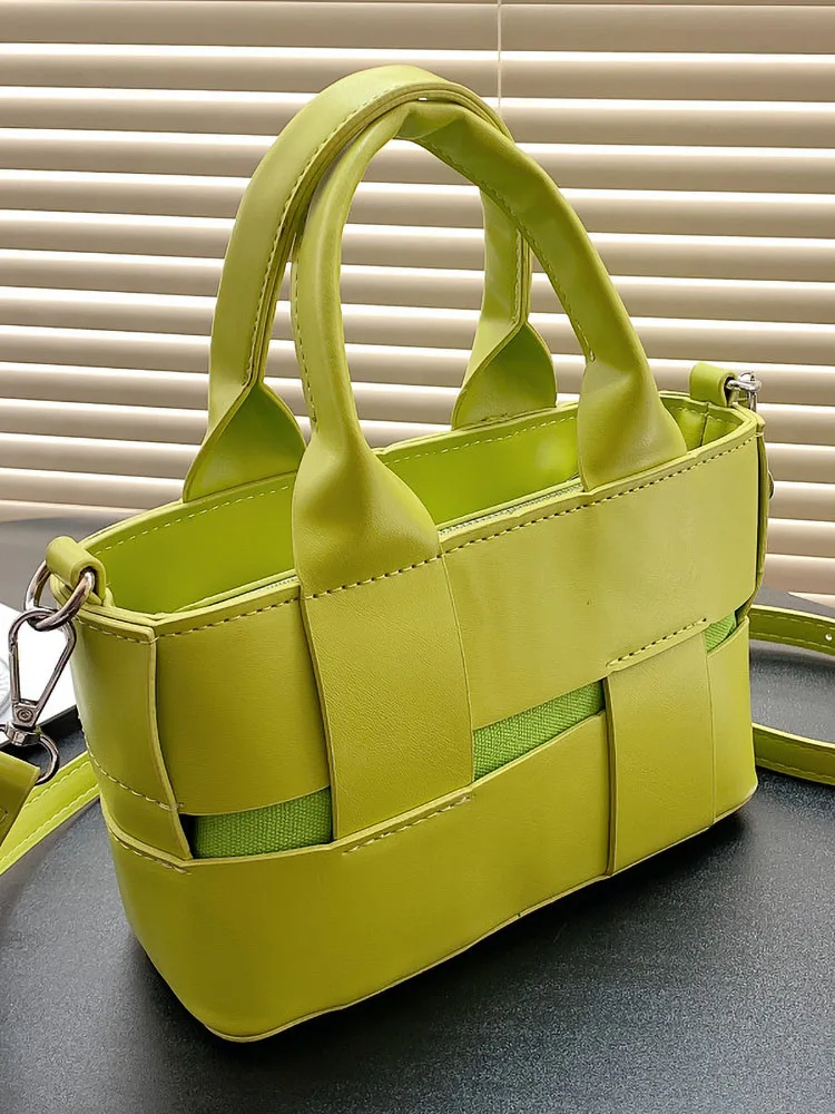 Summer New Weaving Women's Bag Bucket Luxury Design Handbag 2022 Trend Small Shoulder Crossbody Bags for Women Casual Travel
Summer New Weaving Women's Bag Bucket Luxury Design Handbag 2022 Trend Small Shoulder Crossbody Bags for Women Casual Travel