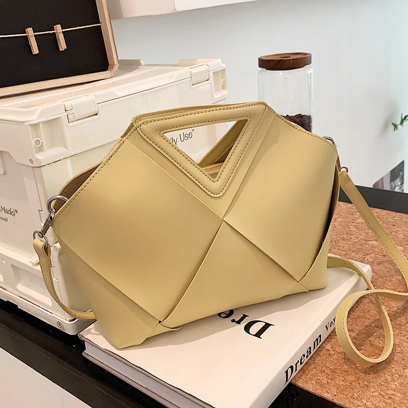 Luxury Women's Bags 2022 Summer New Trendy Fashion Woven One-shoulder Messenger Bag High-quality Texture Large-capacity Handbag
Luxury Women's Bags 2022 Summer New Trendy Fashion Woven One-shoulder Messenger Bag High-quality Texture Large-capacity Handbag