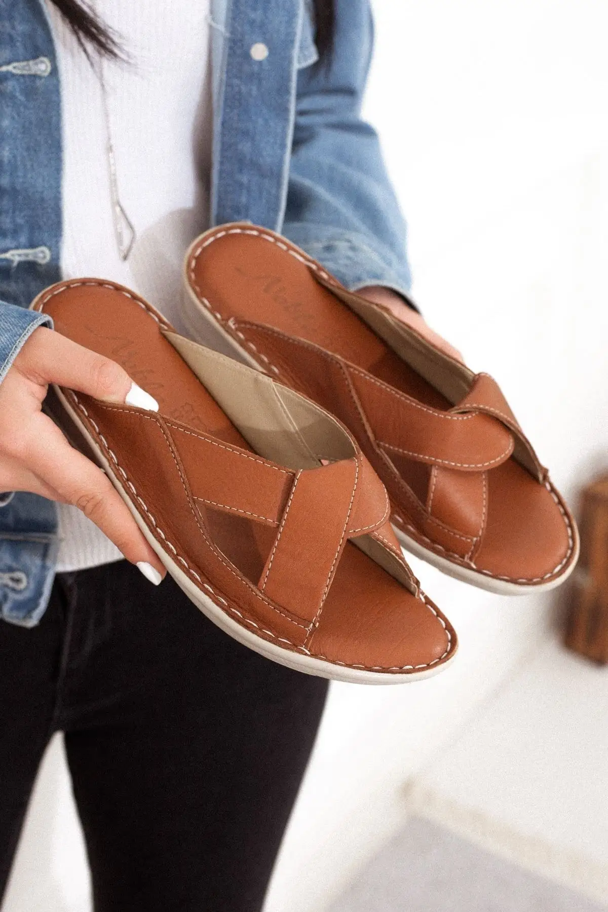 Women's Genuine Leather Sandals Fashion New Summer Comfort Breathable Casual Quality Ladies Style Light Slipper Sandals
Women's Genuine Leather Sandals Fashion New Summer Comfort Breathable Casual Quality Ladies Style Light Slipper Sandals