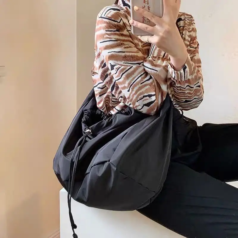Women Bag New Nylon Bucket Fashion Solid Zipper SOFT Shoulder Bag Purses and Handbags Luxury Designer Black Tote Bag
Women Bag New Nylon Bucket Fashion Solid Zipper SOFT Shoulder Bag Purses and Handbags Luxury Designer Black Tote Bag