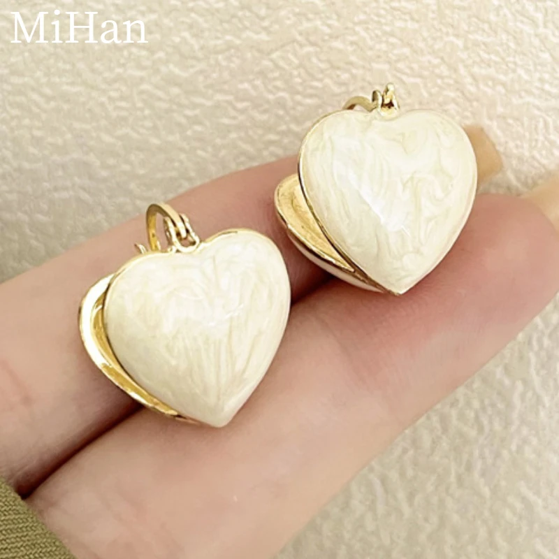 Modern Jewelry Sweet Korean Temperament Enamle Heart Earrings For Women Wedding Gifts Sweet Design Ear Accessories Wholesale
Modern Jewelry Sweet Korean Temperament Enamle Heart Earrings For Women Wedding Gifts Sweet Design Ear Accessories Wholesale