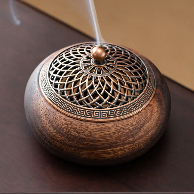 Круглая курильница из дерева коричневого цвета
Круглая курильница из дерева коричневого цвета