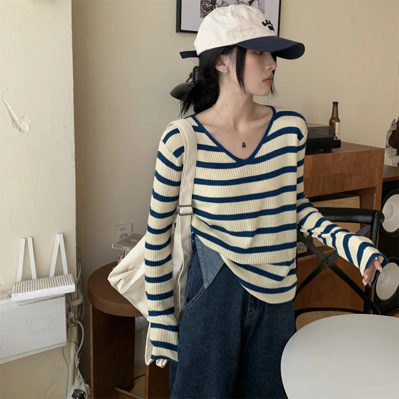 Korean Striped Knitwear Women's V Neck Long Sleeved T-shirts Chic Fashion Contrast Streetwear Autumn Casual Tees Tops for Women
Korean Striped Knitwear Women's V Neck Long Sleeved T-shirts Chic Fashion Contrast Streetwear Autumn Casual Tees Tops for Women