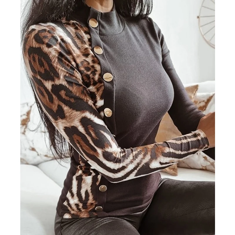 New Spring Autumn Leopard Stitching Slim Blouses Fashion O Neck Buttoned Women Top 2022 Vintage Popular Newspaper Print Pullover
New Spring Autumn Leopard Stitching Slim Blouses Fashion O Neck Buttoned Women Top 2022 Vintage Popular Newspaper Print Pullover