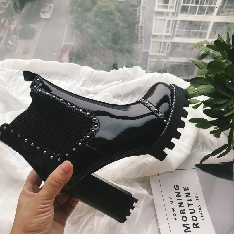 2022 Autumn Thick-soled Knight Boots Fashion and Handsome Rivet Elastic Band Thick Heel 9cm Short Tube Waterproof Women Boots
2022 Autumn Thick-soled Knight Boots Fashion and Handsome Rivet Elastic Band Thick Heel 9cm Short Tube Waterproof Women Boots