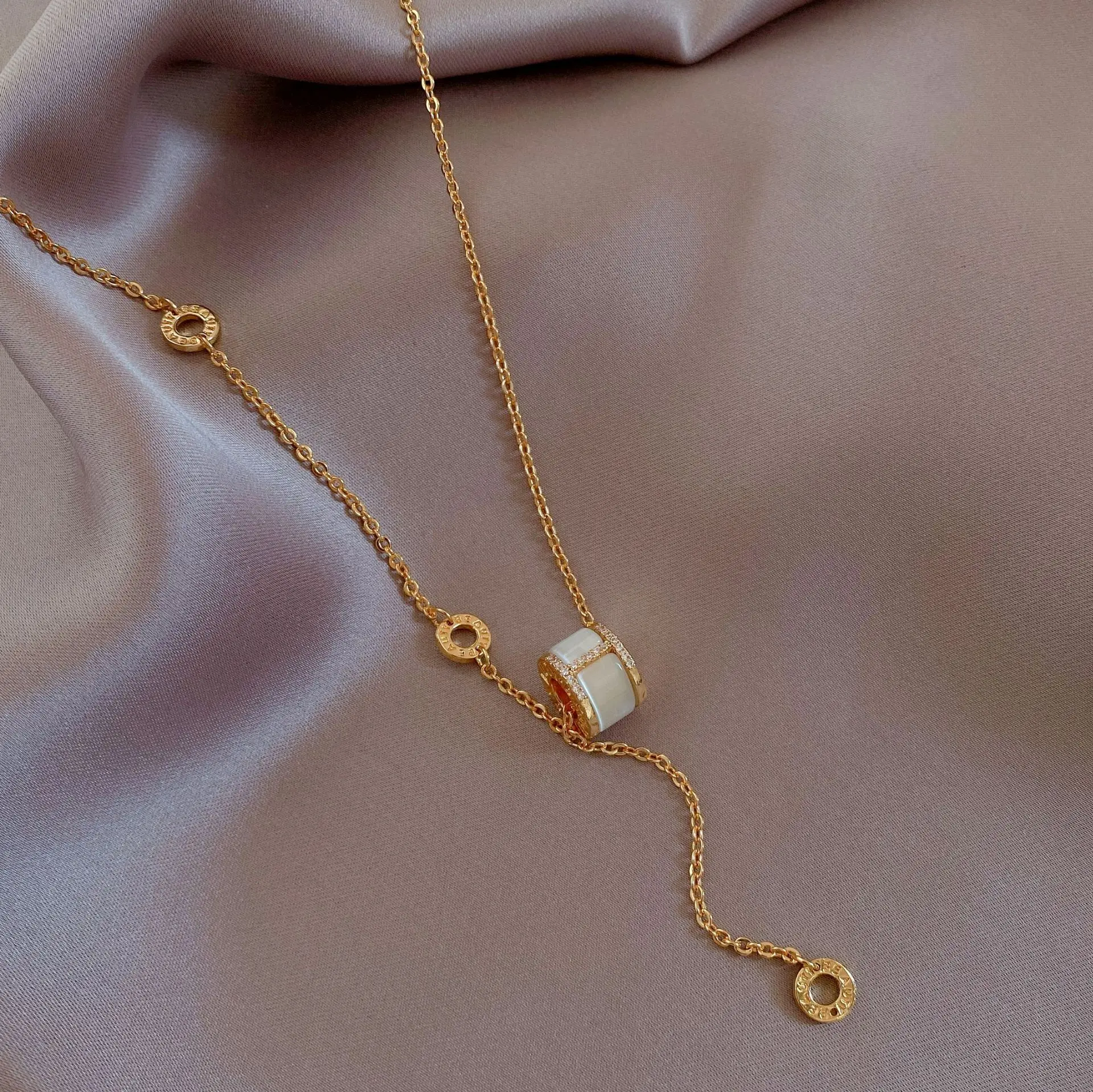 

Круглое ожерелье с подвеской из нержавеющей стали с золотым покрытием минималистичный стиль аксессуары для фотографий