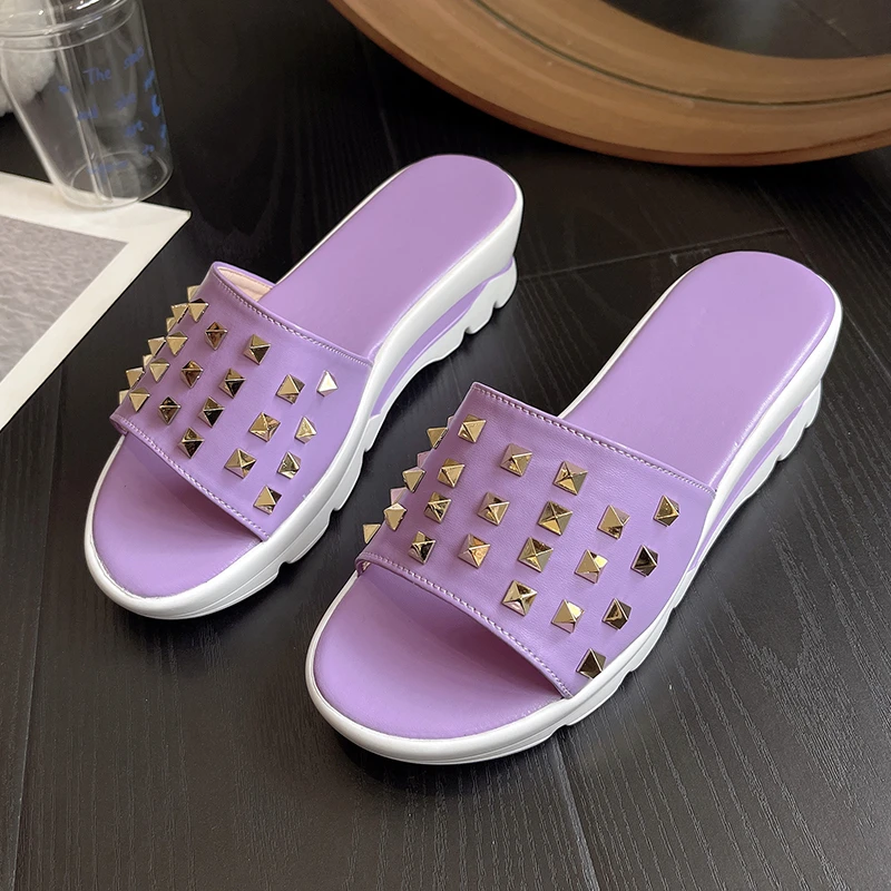 Шлепанцы женские с заклепками, мягкие сандалии на плоской подошве, красивые уличные тапочки на платформе, белые, большие размеры 43, лето 
Шлепанцы женские с заклепками, мягкие сандалии на плоской подошве, красивые уличные тапочки на платформе, белые, большие размеры 43, лето