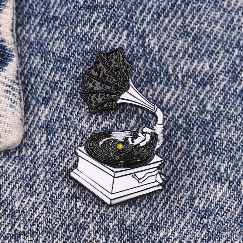 Cartoon Christmas Phonograph Lapel Pins Creative Badges Friends Enamel Pin Women's Brooch New Year Gift Jewelry Fashion
Cartoon Christmas Phonograph Lapel Pins Creative Badges Friends Enamel Pin Women's Brooch New Year Gift Jewelry Fashion