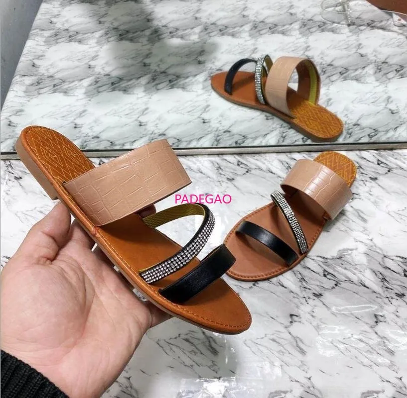 Spring/summer New 2020 Women Three-layer Leather Outdoor Sandals Fashion Leopard Rhinestone Flat Bottom Non-slip Slippers Home
Spring/summer New 2020 Women Three-layer Leather Outdoor Sandals Fashion Leopard Rhinestone Flat Bottom Non-slip Slippers Home